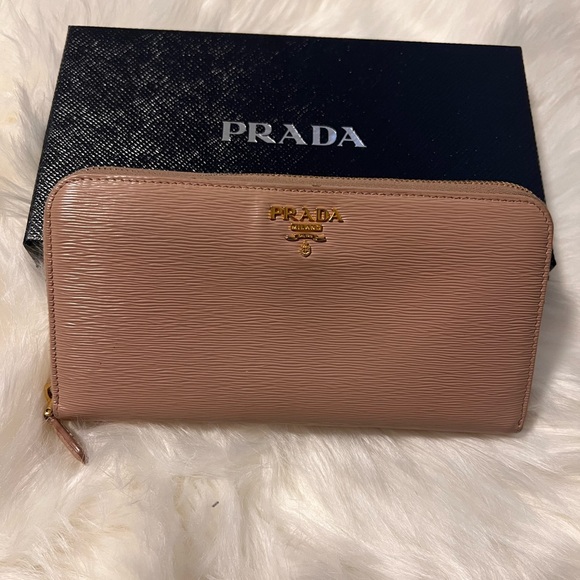COPY - Prada - Picture 1 of 8
